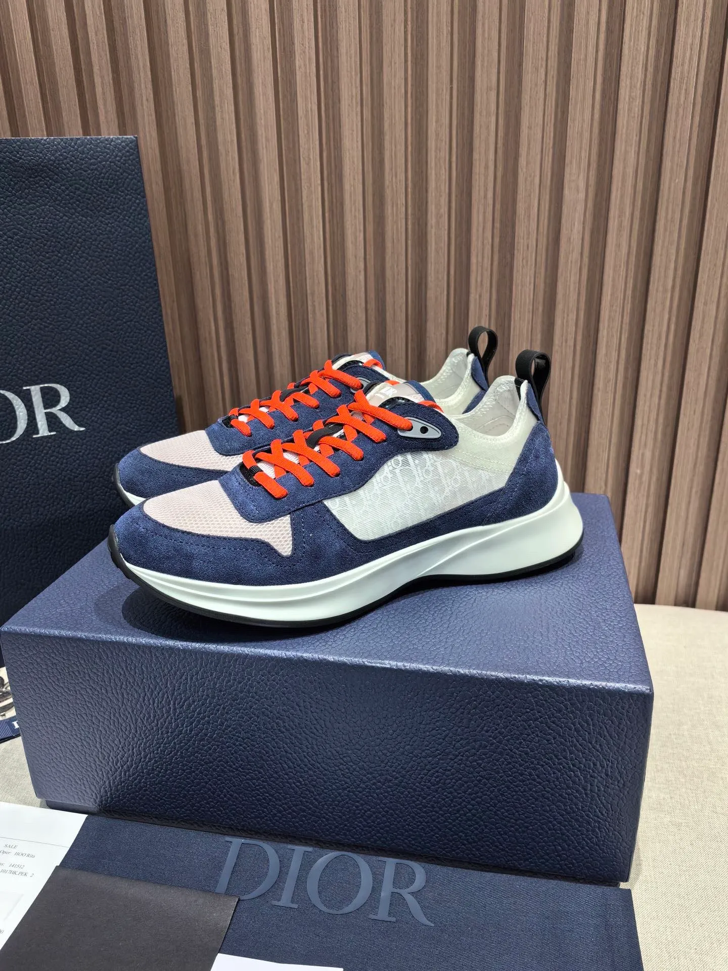 Factory price: 440💰 🔍Top purchasing agent🇮🇹 Dior's super-popular sports shoes, popular for street men, are synchronized with the new product counters. The uppers are made of Italian original imported cowhide and matched with D's customized fabrics. It is a must-have for fashionistas. The complex craftsmanship is perfectly reproduced. Imported soft cowhide foot pads, soles: original soles specially provided by the original factory, exclusive movable molded soles are super comfortable, original factory follow-up goods, 🔍🔍high quality, you can enter and exit the counter at will, welcome to compare, code number 38-45 (46 can be customized and cannot be returned or exchanged)